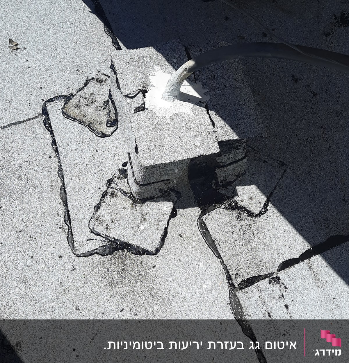 איטום גג עם חומר לבן סביב כבל חשמלי